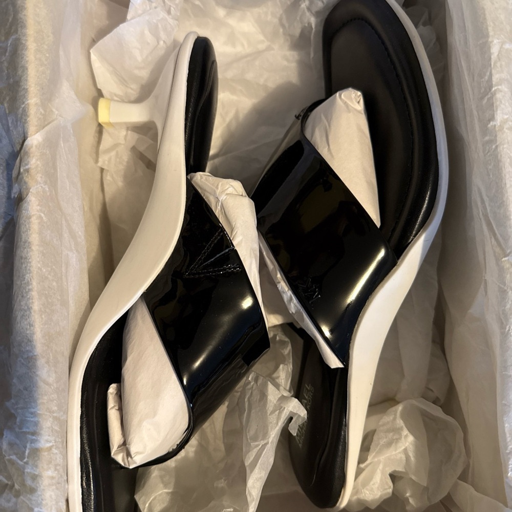 NEW Women MICHAEL KORS Kamari Sandals Black/White SIZE 9M